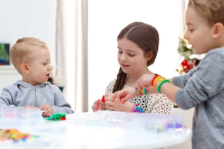 kids making bracelets
